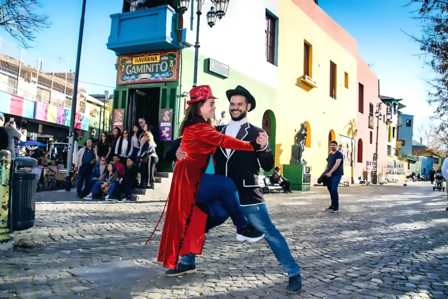 Пара танцює на паркеті під час навчального заняття