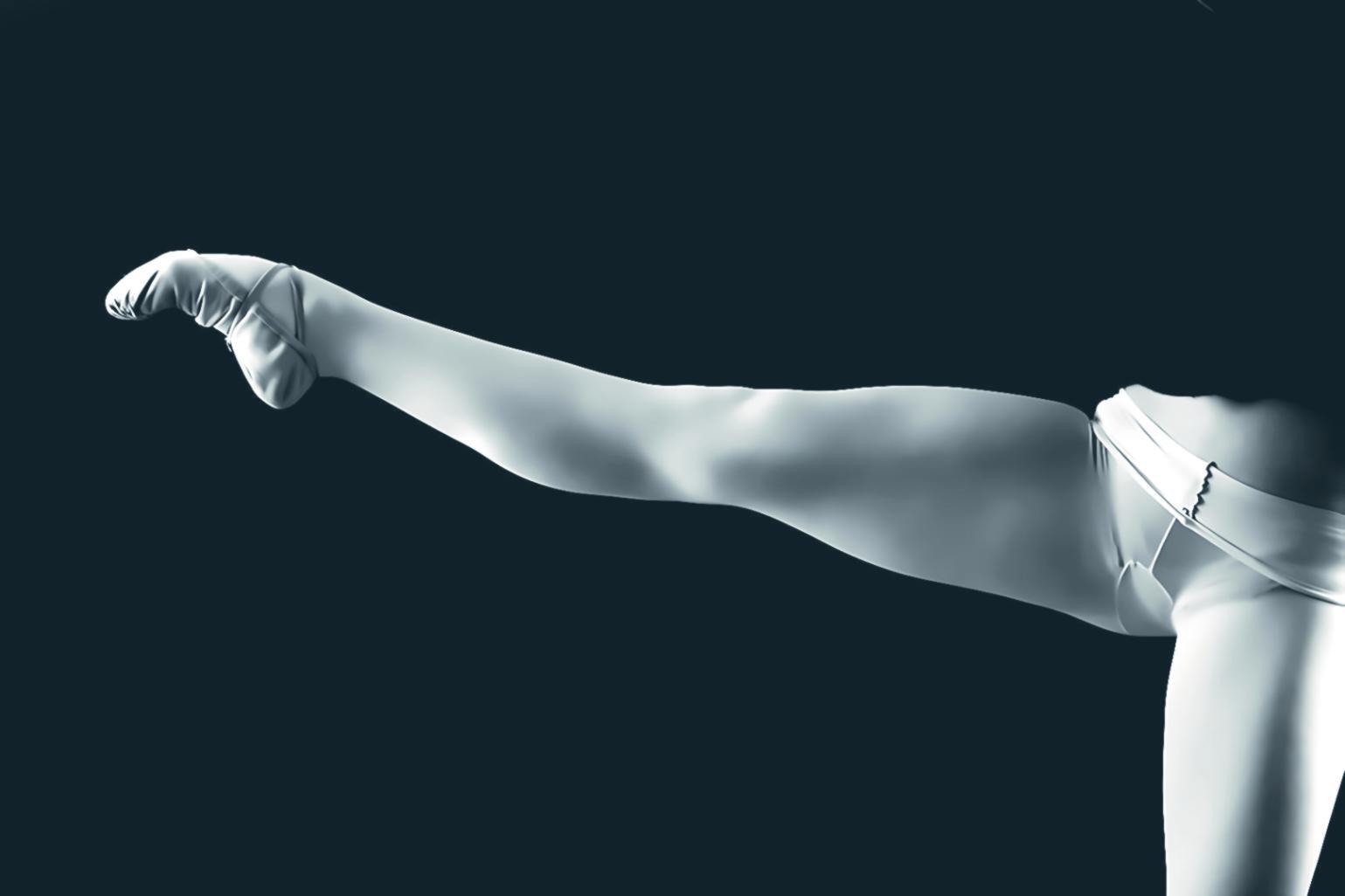 Інструктор показує правильну техніку роботи ніг у латиноамериканських танцях