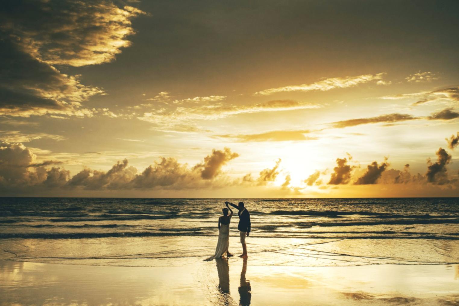 Пара танцює під час онлайн-вебінару з парних танців