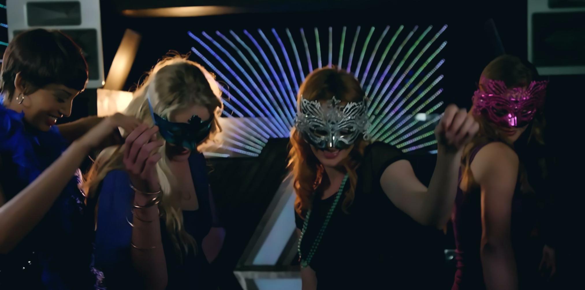 Студенти відпрацьовують повороти та перехід між фігурами на груповому занятті