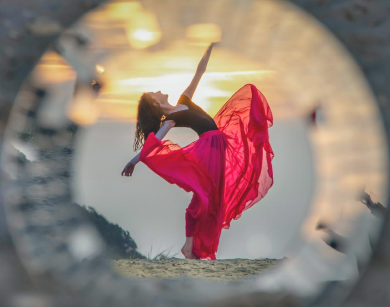 Учасники онлайн-вебінару вивчають техніку парних танців